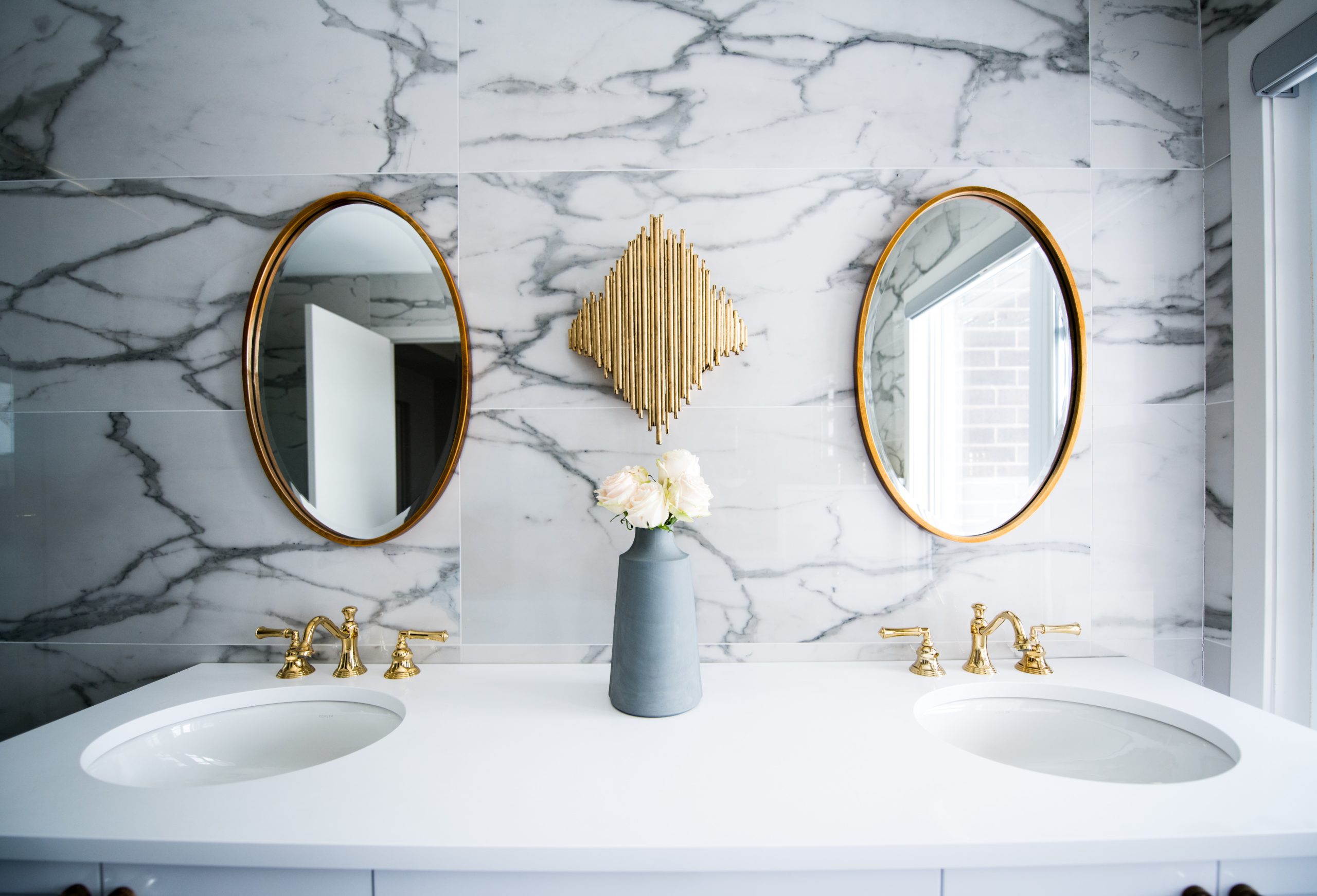 You are currently viewing Clear Your Bathroom Clutter (+ enjoy getting ready again)