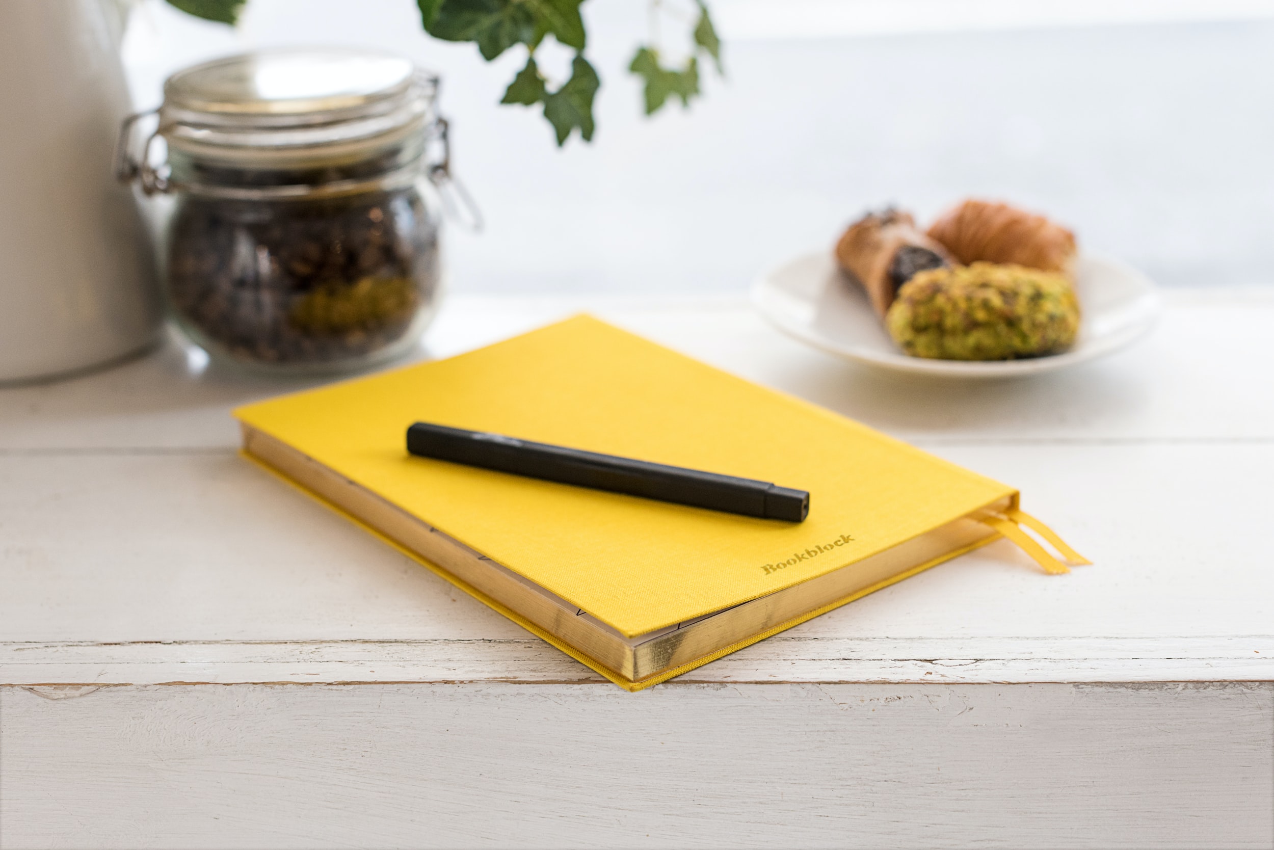 You are currently viewing 7 Journal Prompts to Live a Clutter-Free Life